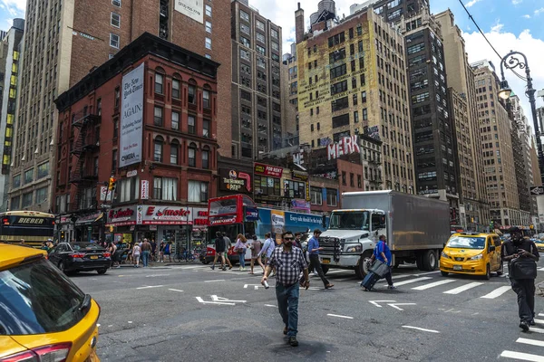 Människor som går på en gata i Manhattan, New York City, USA — Stockfoto