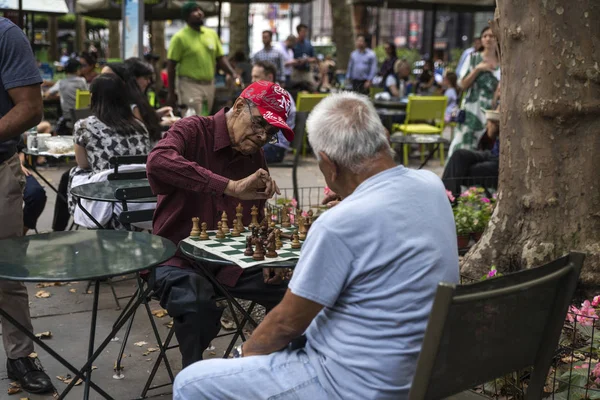 Alte Männer spielen Schach in New York City, USA — Stockfoto