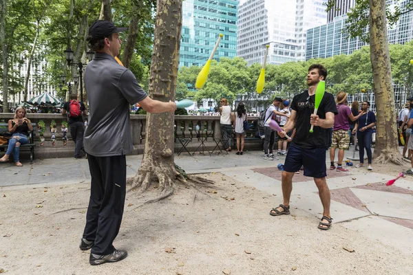 Two men playing juggling in New York City, USA — Stock Photo, Image