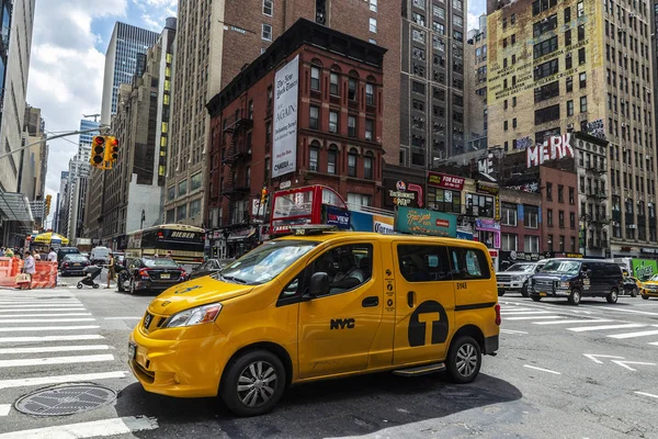 Táxi em uma rua em Manhattan, Nova York, EUA — Fotografia de Stock