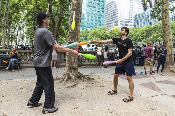 Two men playing juggling in New York City, USA — Stock Photo, Image