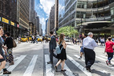 Abd'nin New York şehrinde yaya geçidine geçen insanlar