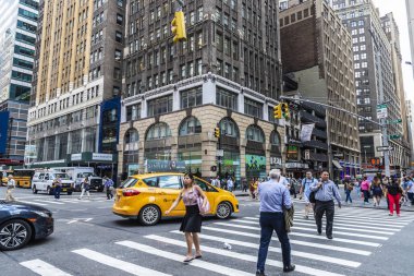 Abd'nin New York şehrinde yaya geçidine geçen insanlar