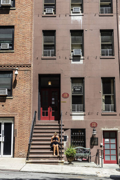 Молодая женщина на улице в Манхэттене, Нью-Йорк, США
