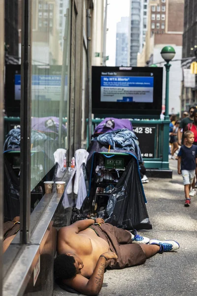 Pobre hombre durmiendo en una calle de Nueva York, EE.UU. — Foto de Stock