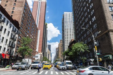 Manhattan, New York City, ABD'de bir sokakta insanlar ve trafik