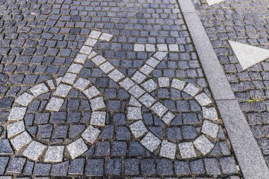 Bisiklet şeritli taş döşeme yapılmış bisiklet yol işareti 