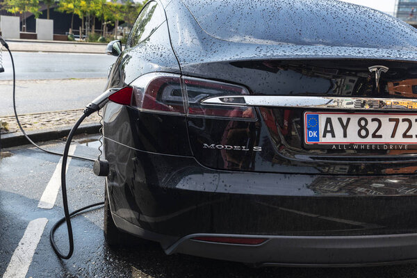 Электрический автомобиль Тесла подзарядки аккумуляторов в Копенгагене, Денма
