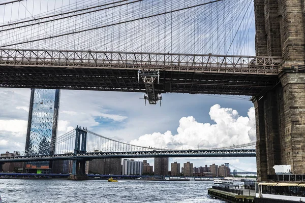 Brooklyn Bridge en Manhattan Bridge in New York City, Verenigde Staten — Stockfoto