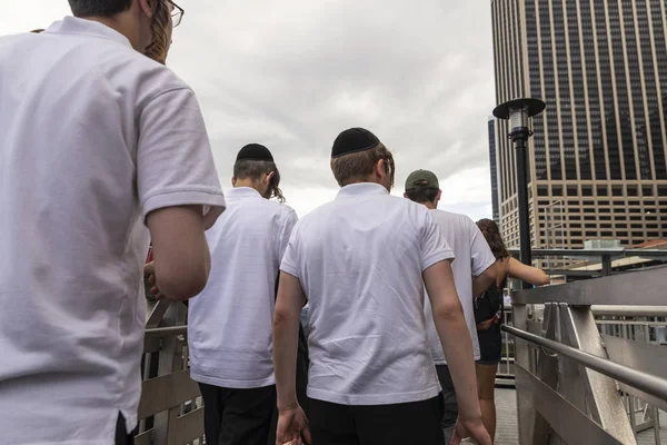 Jóvenes judíos ultraortodoxos en la ciudad de Nueva York, EE.UU. — Foto de Stock