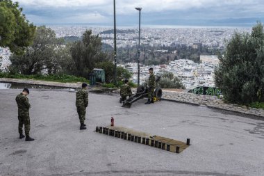 Yunanistan'ın başkenti Atina'da yılbaşı gecesi için askerler ateş bıraktı