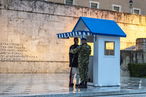 Guardia de honor en el Parlamento Helénico en Atenas, Grecia — Foto de Stock