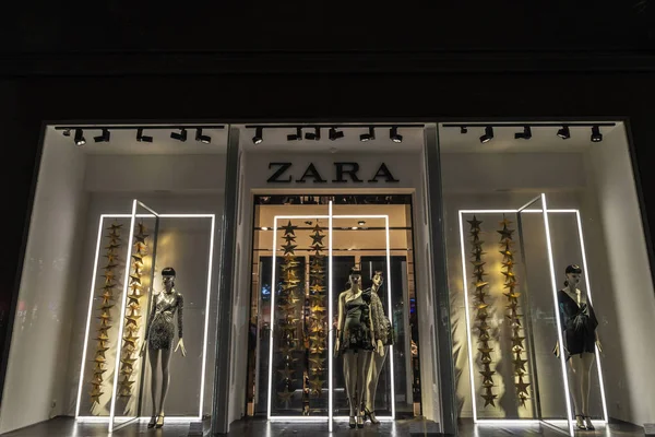 Tienda Zara por la noche en Atenas, Grecia —  Fotos de Stock