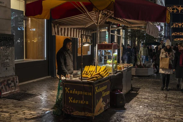 Straßenhändler mit Kastanien in der Nacht in Athen, Griechenland — Stockfoto