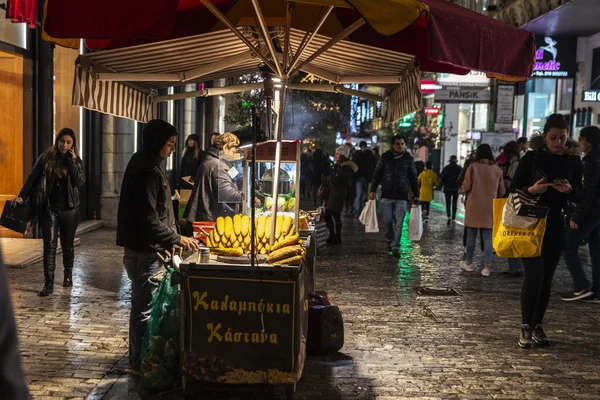 Rue vendeuse de châtaignes la nuit à Athènes, Grèce — Photo