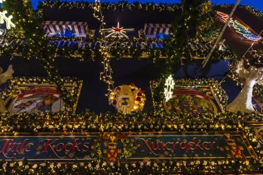 Atina, Yunanistan'da geceleri noel ışıkları ile dekore edilmiş bar