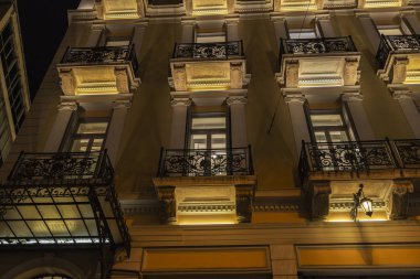 Atina, Yunanistan'da geceleri eski klasik bina