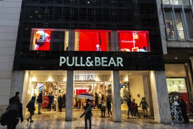 Pull & Bear mağazası gece Atina, Yunanistan