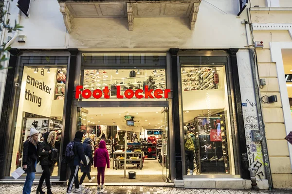 Foot Locker Store 's nachts in Athene, Griekenland — Stockfoto
