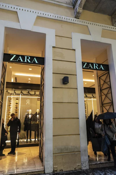 Tienda Zara por la noche en Atenas, Grecia —  Fotos de Stock