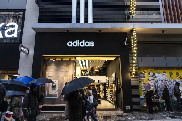 Prodejna adidas v noci v Athénách, Řecku — Stock fotografie
