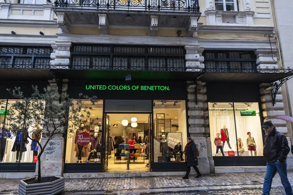 Tienda United Colors of Benetton de noche en Atenas, Grecia —  Fotos de Stock