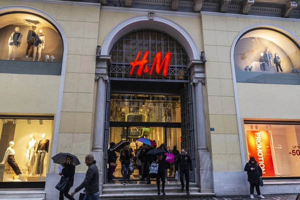 HM Store 's nachts in Athene, Griekenland — Stockfoto