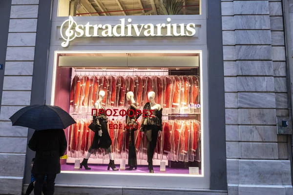 Tienda Stradivarius por la noche en Atenas, Grecia —  Fotos de Stock