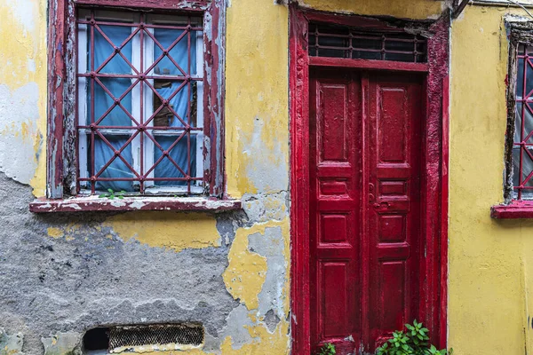 Vieille fenêtre à grilles et une porte rouge à Athènes, Grèce — Photo