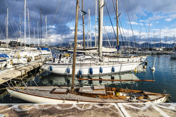 Яхты и парусники в порту Афин, Греция — стоковое фото