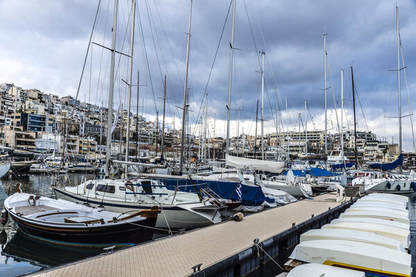 Яхты и парусники в порту Афин, Греция
