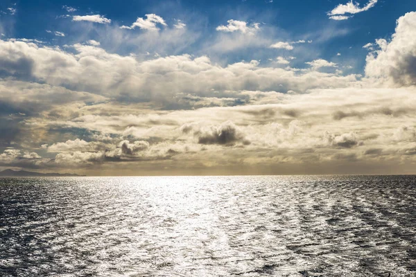 Paisaje nublado al atardecer de la costa del Ática Oriental en Grecia —  Fotos de Stock