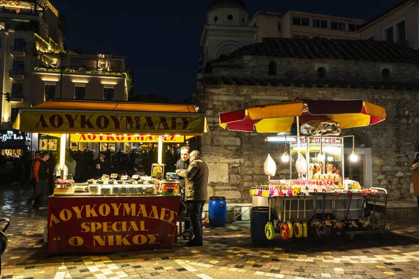 Street vendor of candies, popcorn and baubles at night in Athens — Stock Photo, Image