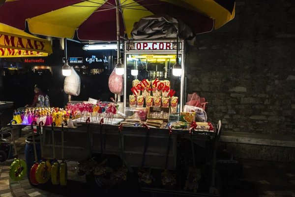 Uliczny sprzedawca cukierków, popcornu i świecidełek w nocy w Atenach — Zdjęcie stockowe