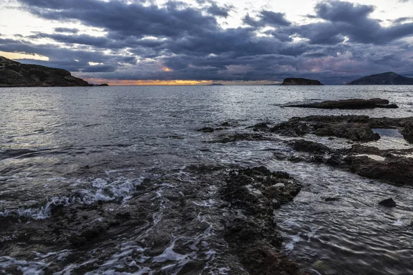 希腊东阿提卡海岸日落时分的云彩 — 图库照片