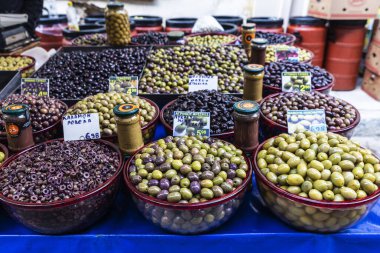 Yunanistan, Atina 'da bir çiftçi pazarında zeytin standı