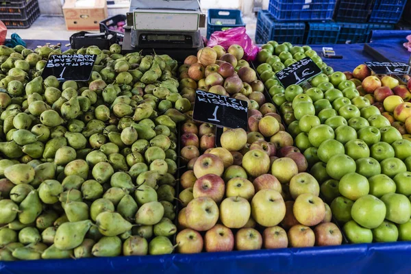 Fruitkraam op een boerenmarkt in Athene, Griekenland — Stockfoto