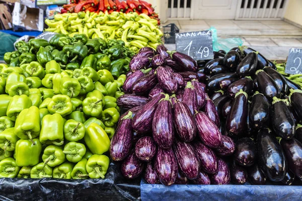 Plantaardige stand met paprika 's en aubergines op een boerenmarkt — Stockfoto