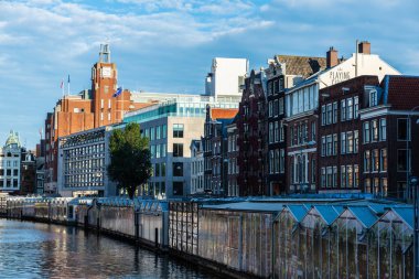 Amsterdam, Hollanda - 9 Eylül 2018: Hollanda 'nın eski Amsterdam kentindeki Singelgracht kanalı