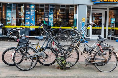 Amsterdam, Hollanda - 10 Eylül 2018: Amsterdam, Hollanda 'da bir caddeye parketmiş bisikletler