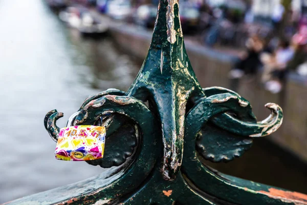 Candado Modelado Con Corazones Colores Atados Una Barandilla Puente Amsterdam — Foto de Stock