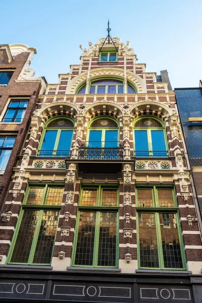 Facciata Una Vecchia Casa Pendente Tradizionale Nel Centro Storico Amsterdam — Foto Stock