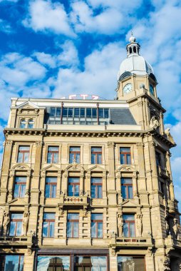 Amsterdam, Hollanda - 9 Eylül 2018: Hollanda 'nın eski Amsterdam kentindeki Metz & Co' nun eski bir klasik binasının cephesi