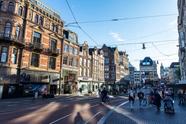Amsterdam, Hollanda - 9 Eylül 2018: Hollanda 'nın eski Amsterdam kentinde insanlarla alışveriş caddesi