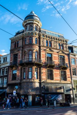 Amsterdam, Hollanda - 9 Eylül 2018: Hollanda 'nın eski Amsterdam kentindeki eski bir klasik binanın cephesi