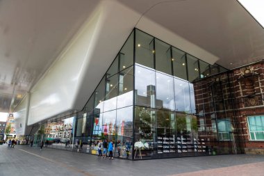 Amsterdam, Hollanda - 9 Eylül 2018: Hollanda 'nın Amsterdam kentindeki Müze Meydanı' nda insanlarla birlikte Van Gogh Müzesi cephesi