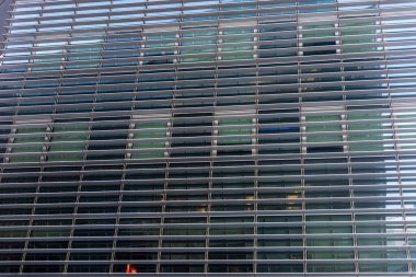 Büyük Kanal Meydanı, Dublin, İrlanda 'da arka plan olarak modern bir ofis binası cephesi 