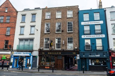 Dublin, İrlanda - 30 Aralık 2019: Dublin, İrlanda 'nın merkezinde restoranları, İrlanda barları ve insanları olan Dame Caddesi 