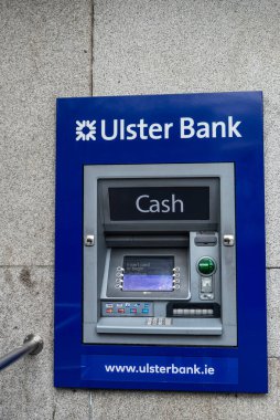 Dublin, İrlanda - 30 Aralık 2019: Dublin, İrlanda 'da bir banka şubesi ve Ulster Bank ATM' si