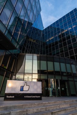 Dublin, İrlanda - 1 Ocak 2020: Facebook genel merkezi logosu ve güneş ışığı, Büyük Kanal Meydanı, Dublin, İrlanda 'da ofis binası 